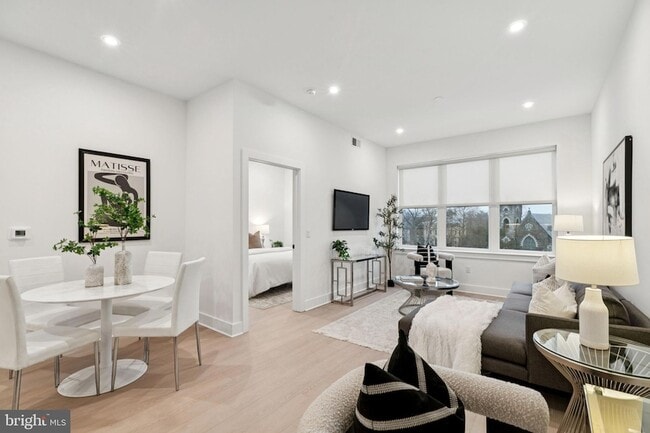 Building Photo - 30 W Allens Ln Unit 310