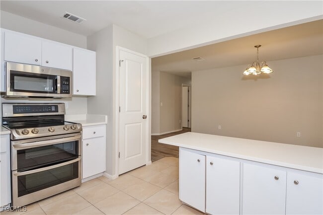 Photo - 6947 Roslyn Ct