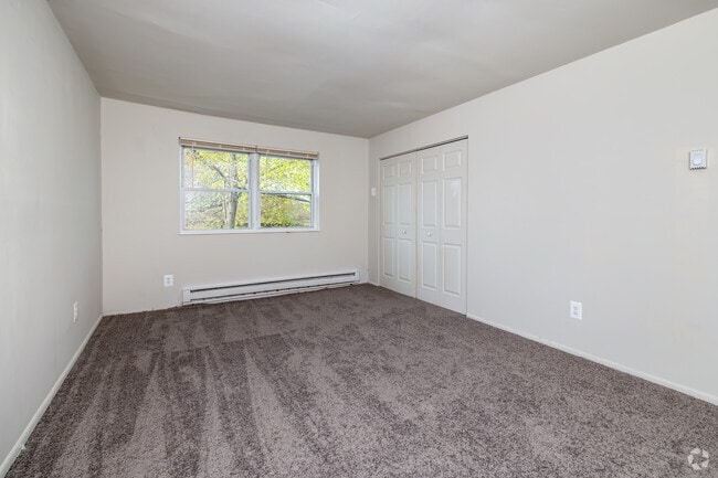 2 habitaciones, 1 baño - 1000 pies cuadrados - Dormitorio principal - Salem Crossing Apartments