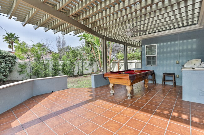 Large Covered Patio - 5907 Yarmouth Ave Casa