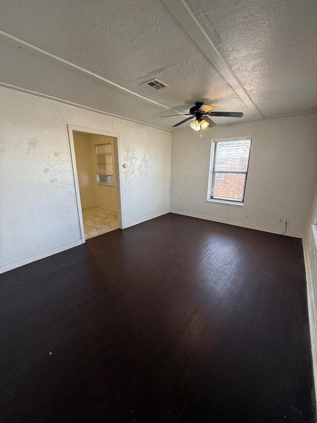 Photo - 1 Bed 1 Bath Duplex For Lease Available NOW!
