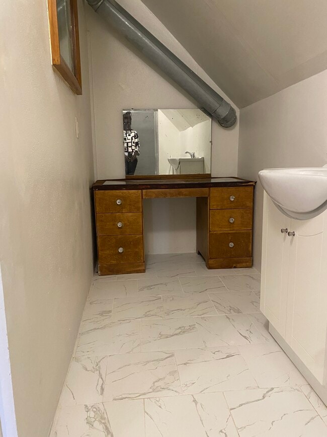 Mueble de baño - 2550 N 45th St Unidad 2550A