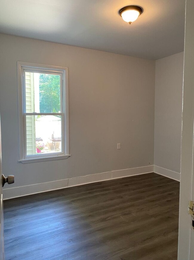 Building Photo - 13 Hallock St Unit 2