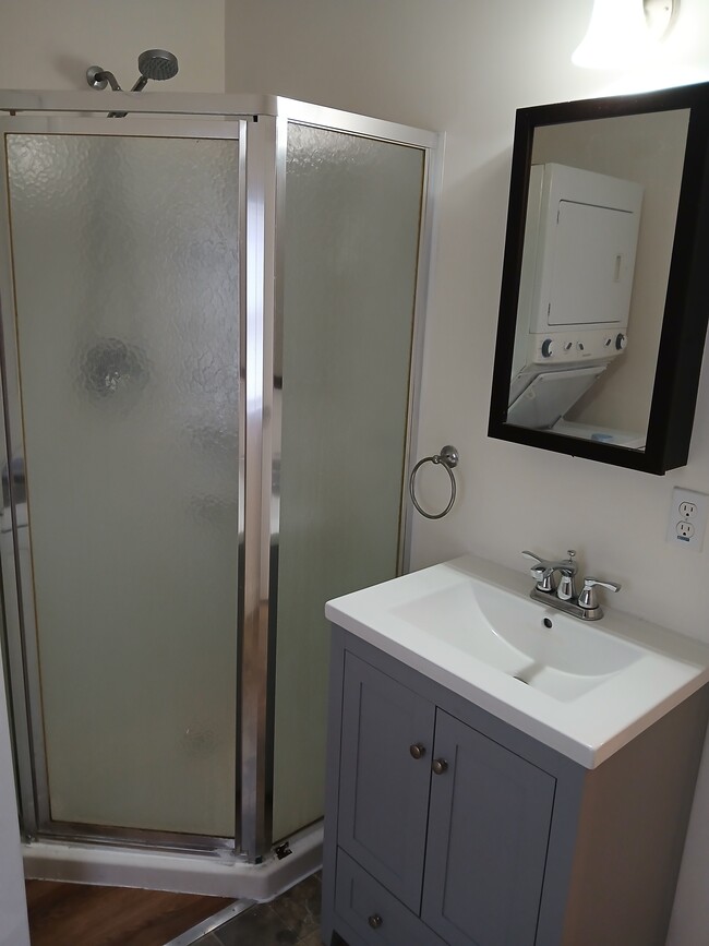 El baño tiene lavadora/secadora apilables. - 20 Water St Unidad Apt #2
