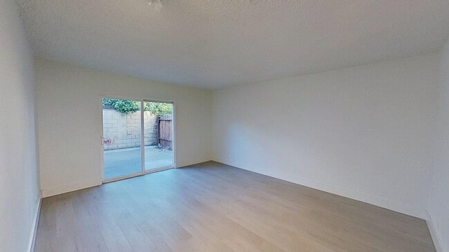 Photo - 437-443 W Valencia Dr