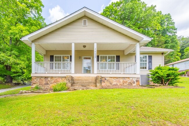 Building Photo - Charming home on River Canyon Drive