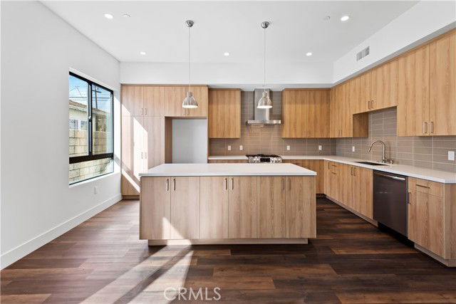 Photo - 12300 Oxnard St