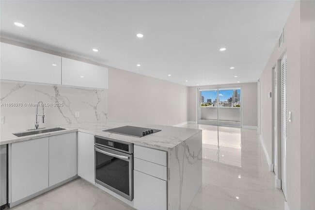 Building Photo - 1331 Lincoln Rd Unit 1302 Rental