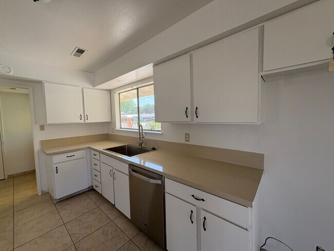 Photo - Home with Mountain Views