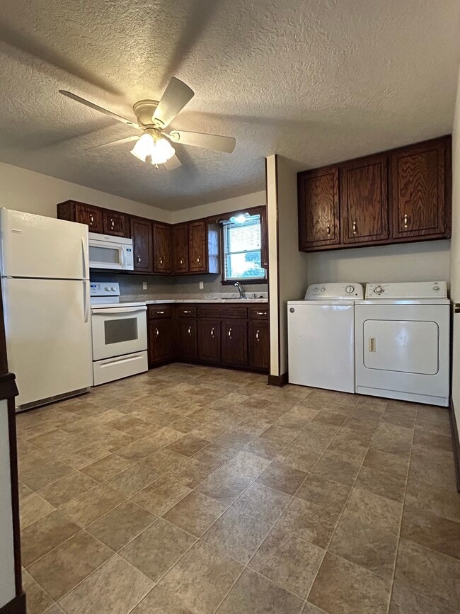 Kitchen - 609 Nelson Dr
