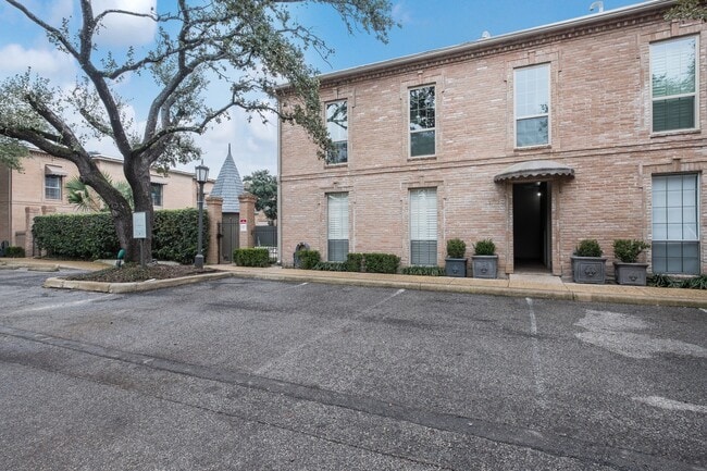 Photo - 7707 Broadway