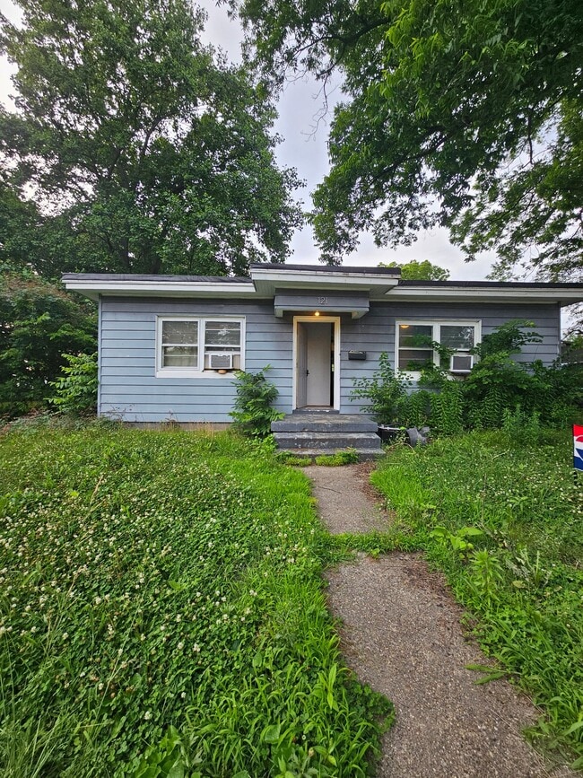 Photo - 121 W 9th St