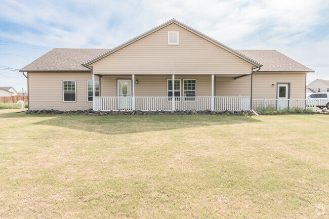 Building Photo - 3 bed 2 bath 3 car garage, pellet stove Rental