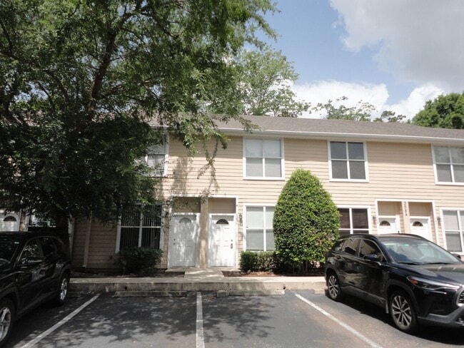 Building Photo - Victoria Station - 2 bedroom 2.5 bath townhouse