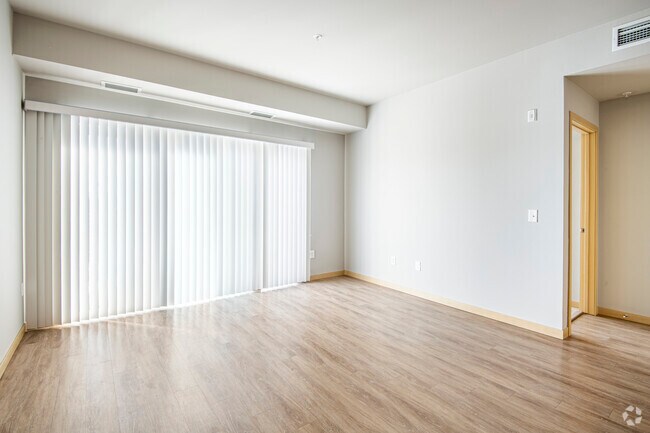 1BR, 1BA - 803SF