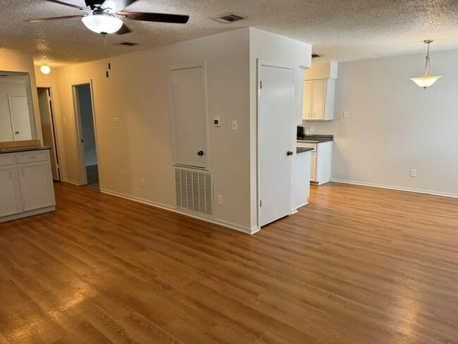 Photo - 7000 Oak Meadow Cir