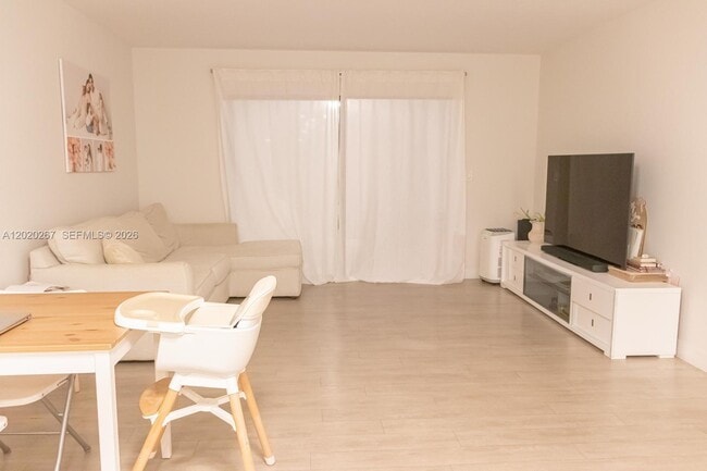 Photo - 2200 S Cypress Bend Dr Unidad 204