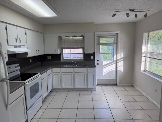 Photo - 907 Weatherbee Rd, Ft. Pierce, FL