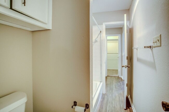 Photo - Cute & Cozy Two Bedroom Centrally Located ... Unidad A