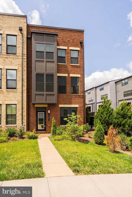Building Photo - 13001 Hattontown Square