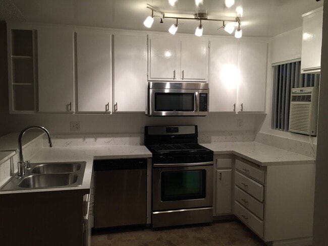 Building Photo - Beautiful 1 Bed/1 Bath Condo Apartment with Private Balcony, Hardwood Flooring, Pool, and AC