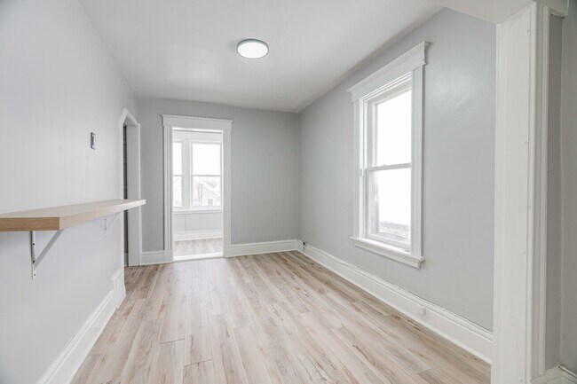 Photo - 32 Mackay Av Unit 2