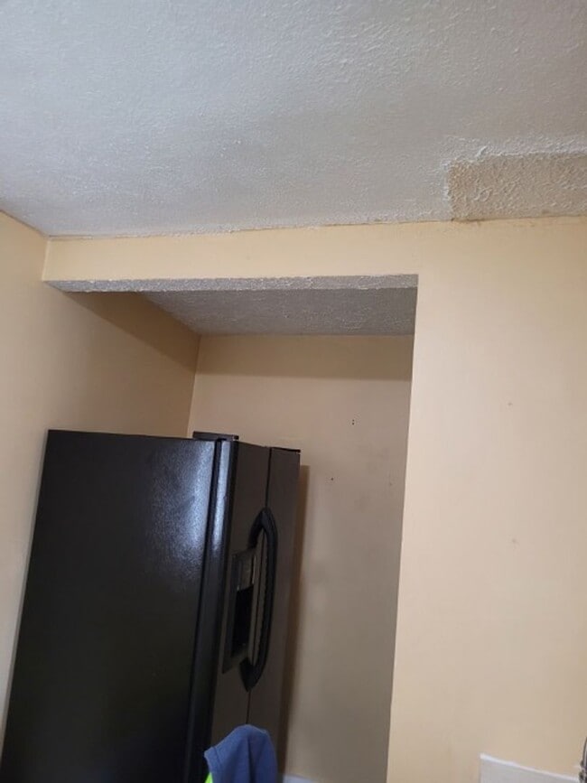 Building Photo - 201 W Chestnut St Unit C