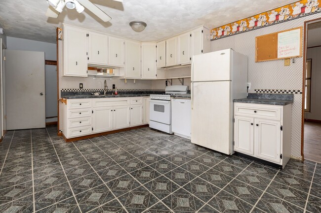 Photo - Charming 3-bedroom, 1.5-bathroom house in Normal