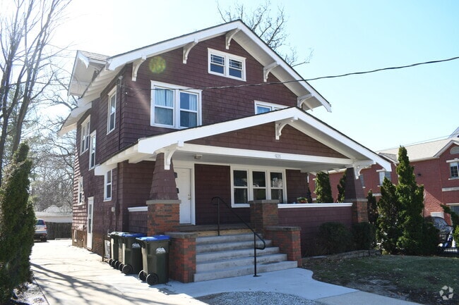 Building Photo - 921 E Burlington St Rental