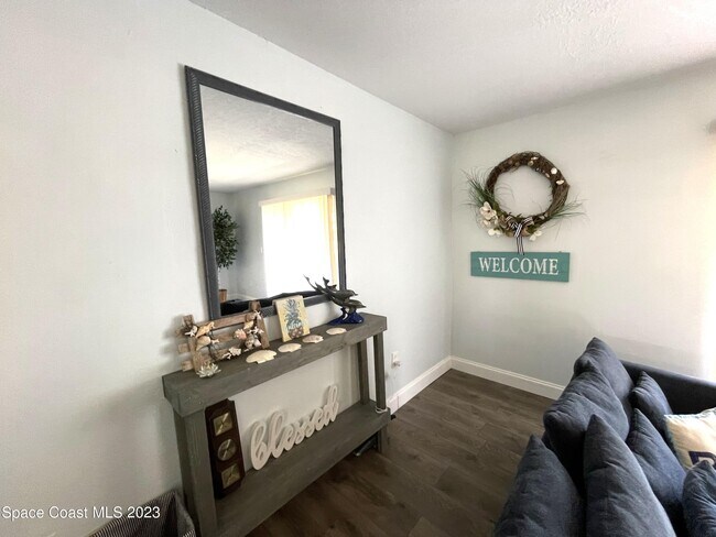 Photo - 256 Ulster Ln