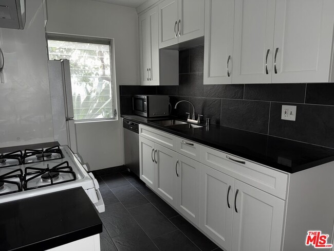 Building Photo - 1475 S Wooster St Rental