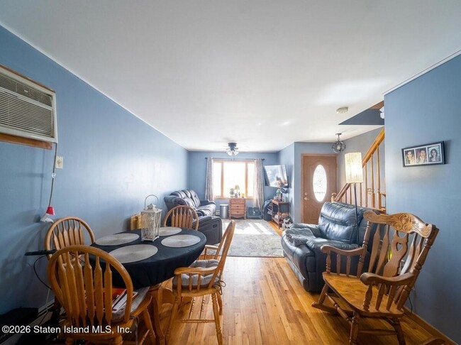 Photo - 240 Graves St