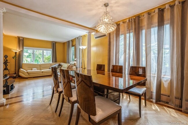 Photo - 196-15 Como Ave