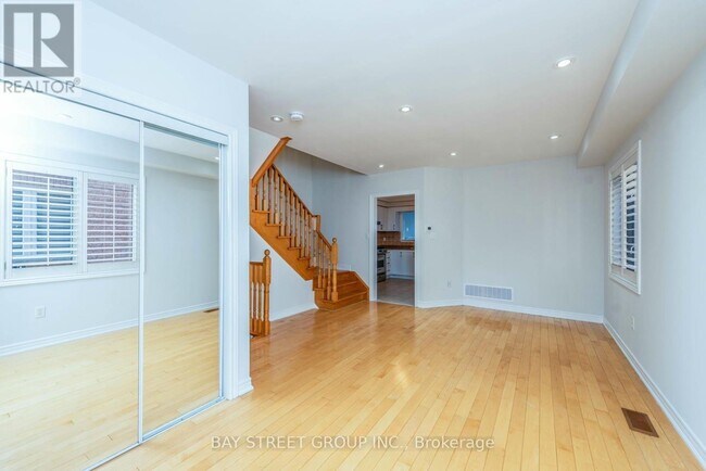 Photo - 130 Royal Appian Crescent