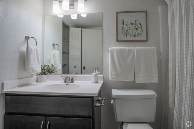 1BR, 1BA - 900SF - Bathroom
