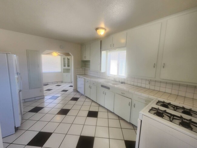 Spacious 3 Bedroom 2 Bath Home - Spacious 3 Bedroom 2 Bath Home