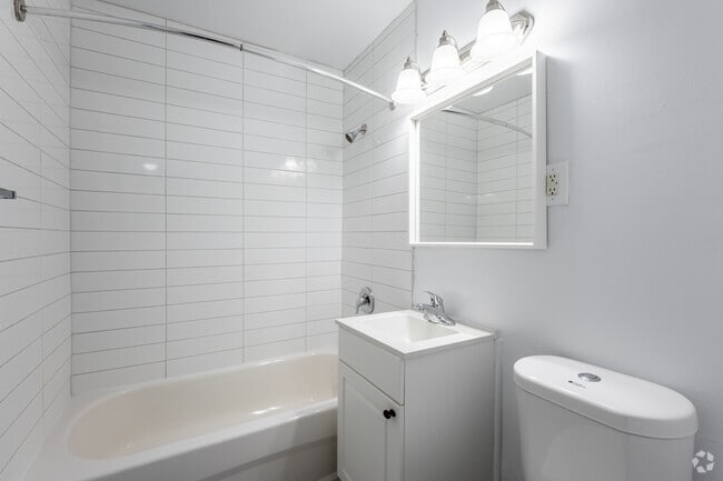 2BR, 1BA - 849SF - Bathroom - Sandalwood Manor