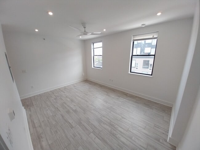 Photo - 1169 Hope St