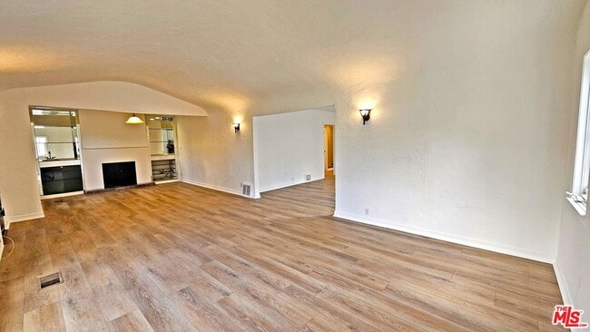 Photo - 132 S La Peer Dr