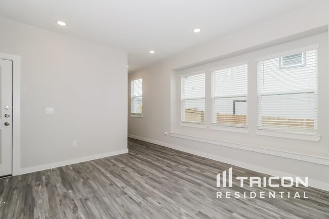 Photo - 1828 Fleabane Bnd