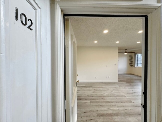 Photo - 3546 Hughes Ave Unidad 102