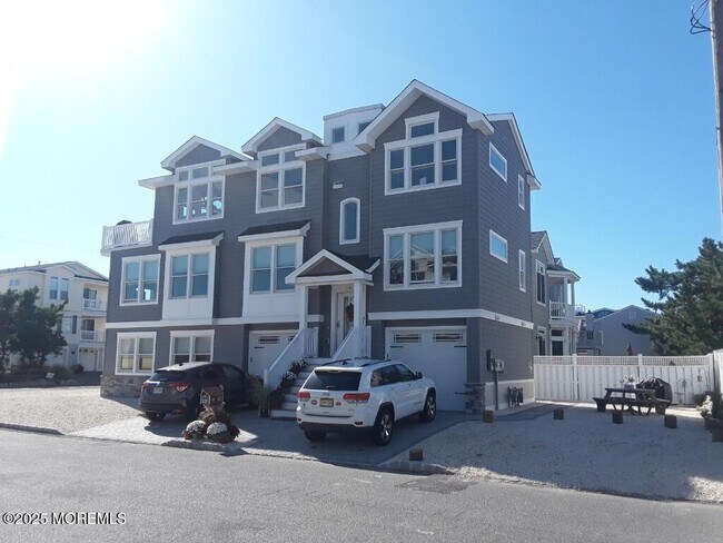 Photo - 130 E 31st St