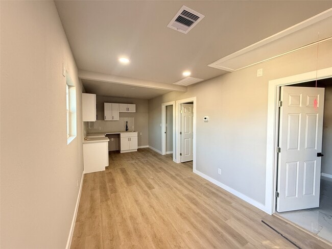 Photo - 2209 Gano St Unit 4