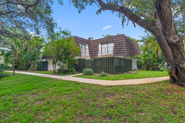 Photo - 2695 Albatross Rd N