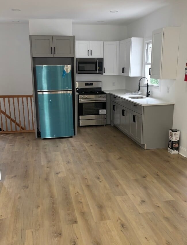 Building Photo - 767 E 26th St Unit 5 bed 2full bath