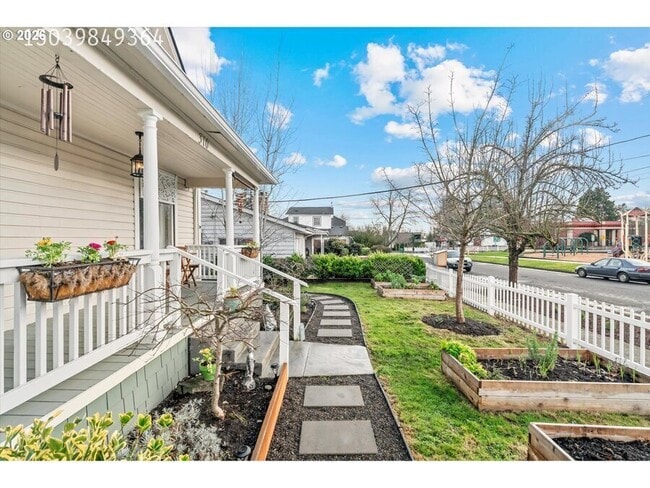 Photo - 310 N School St