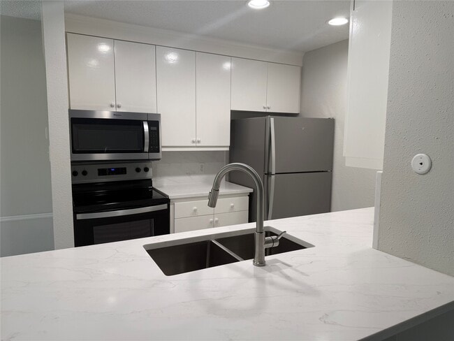 Building Photo - 2120 El Paseo St Unit 209