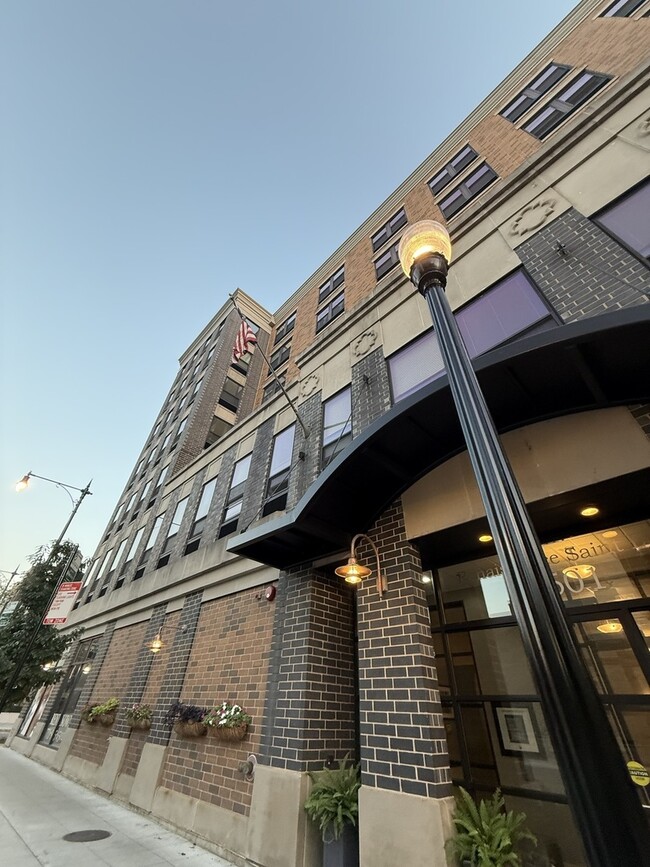 Building Photo - 1501 W Belmont Ave Unit 201