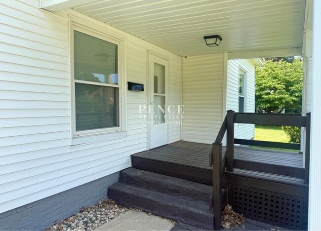 Photo - 210 W 7th St