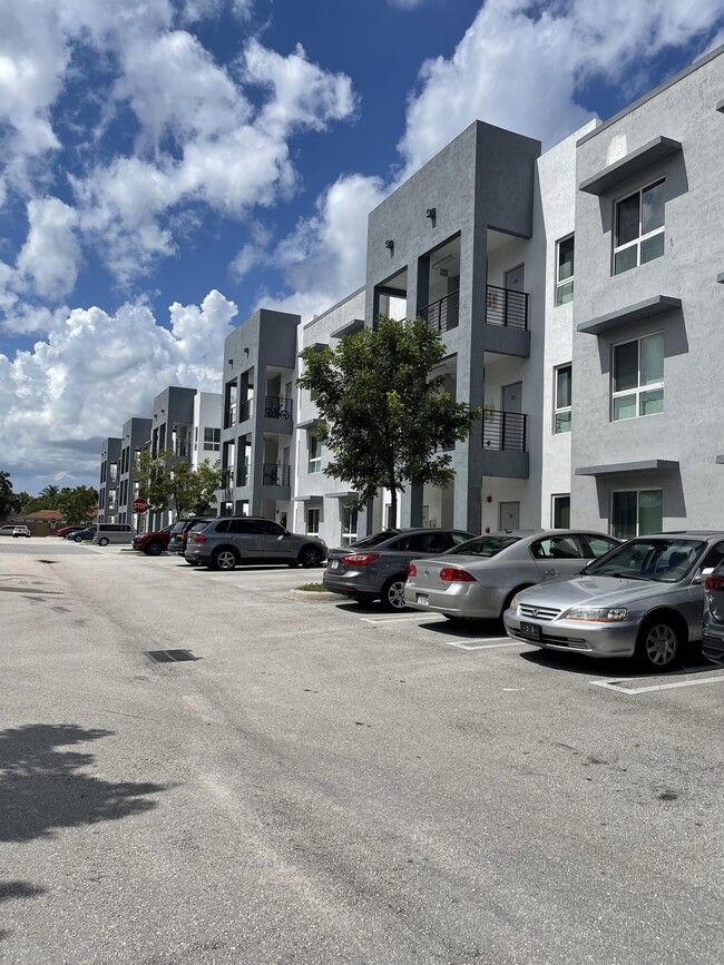 Building Photo - 5901 NW 182nd Ln Rental